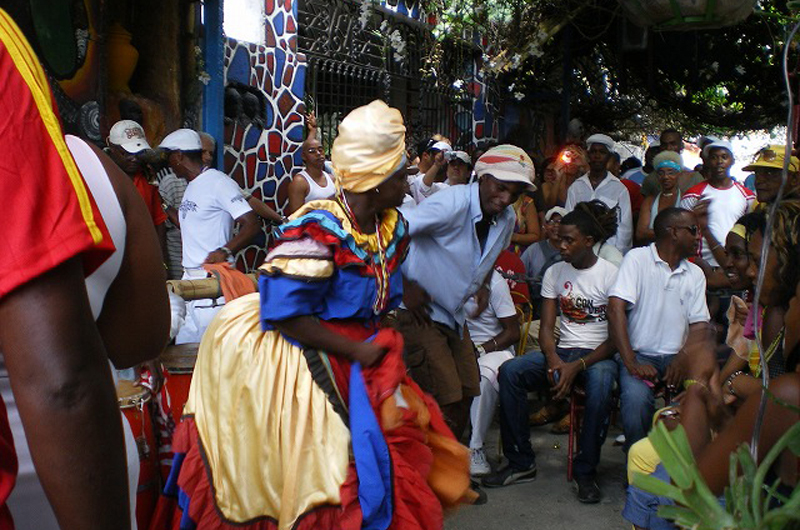 日差しの下でまったり過ごす　～キューバの伝統舞踊・サンテリア